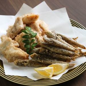 百貨店で人気のフグとメヒカリの唐揚げセット